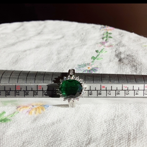 Emerald Sterling Silver Statement Ring - Picture 4 of 7